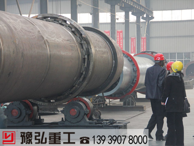 國外客戶參觀豫弘廠區(qū)鎳精礦粉干燥機(jī) 國外客戶參觀豫弘廠區(qū)鎳精礦粉干燥機(jī)